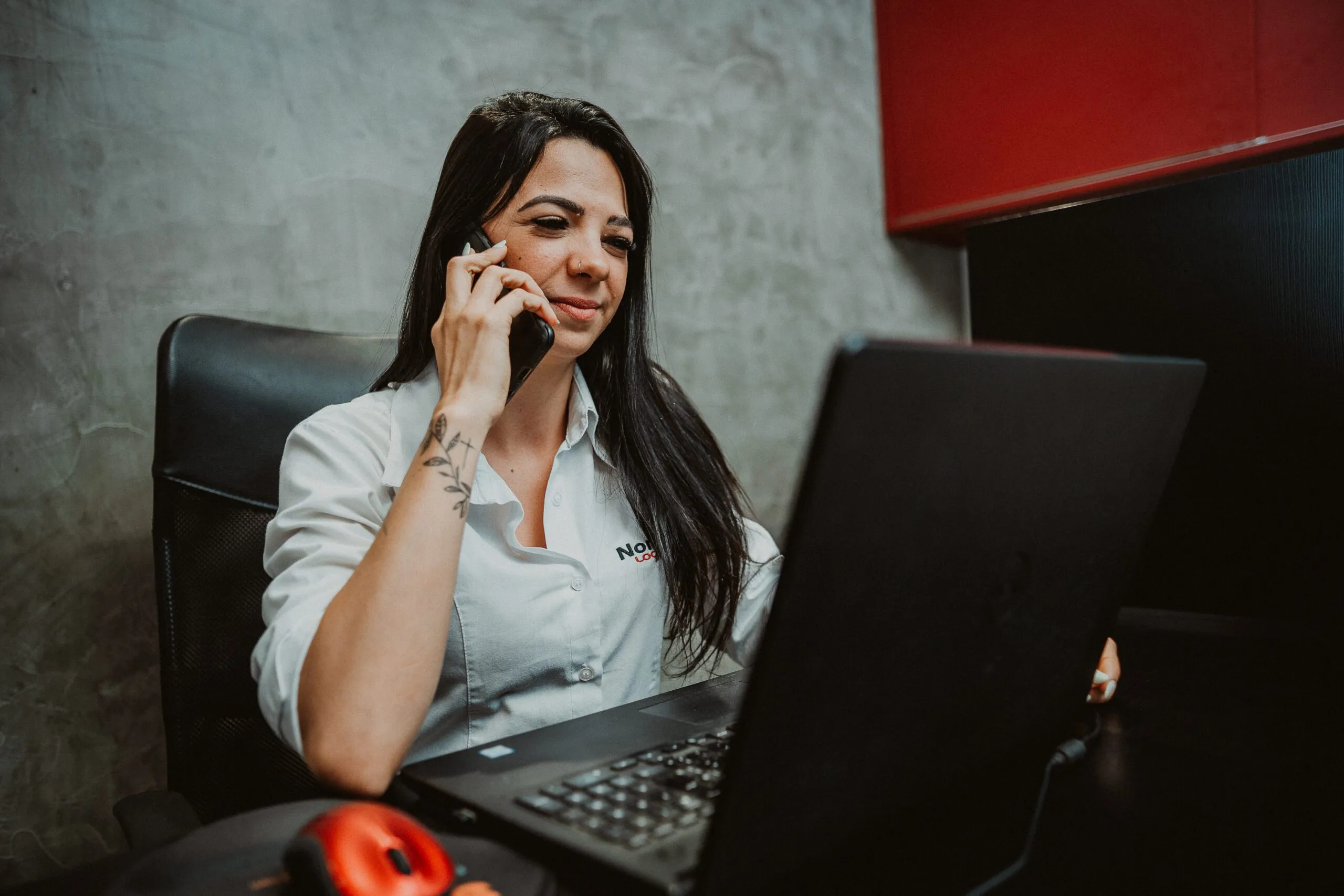 Consultora da Nordeste Locações atendendo cliente ao telefone