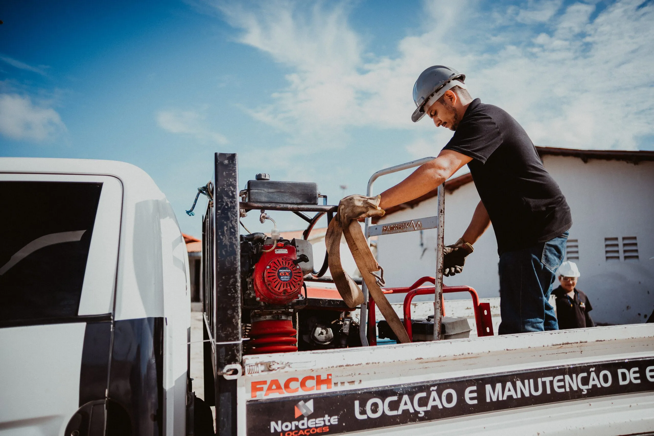 Técnico da Nordeste Locações carregando equipamento no caminhão