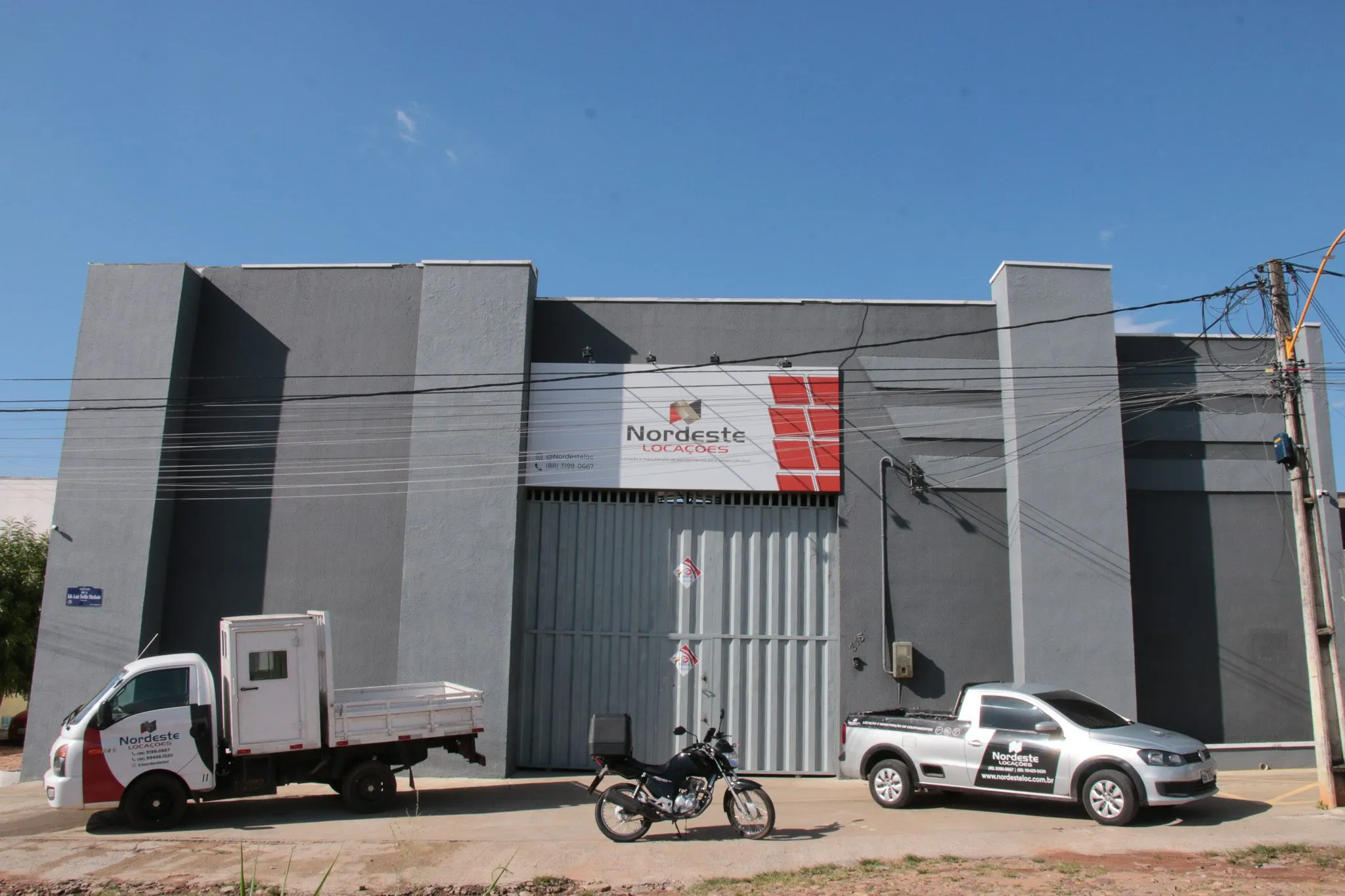 Unidade da Nordeste Locações com caminhões da frota