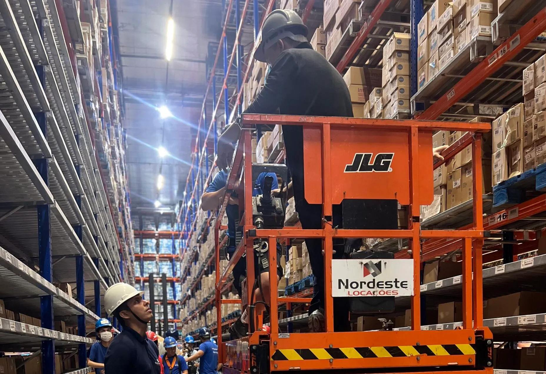 Plataforma elevatória JLG da Nordeste Locações em operação